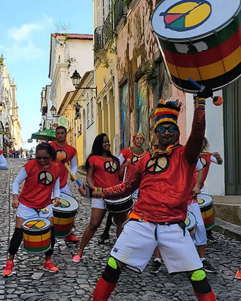 Olodum fará show gratuito neste domingo (14) na Praça Municipal, em Salvador