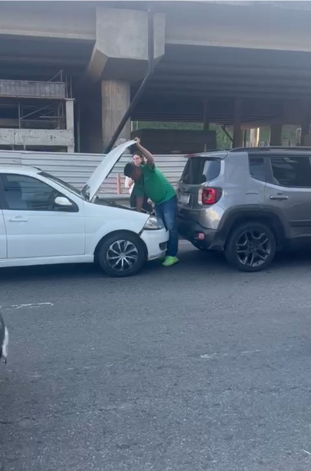 Acidente causa trânsito lento na Avenida ACM em Salvador