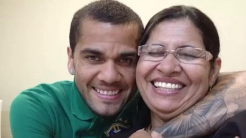 Jovem que acusa Daniel Alves de estupro vai processar a mãe do jogador após ter foto vazada, diz jornal