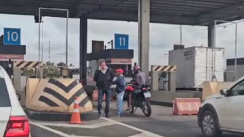 Dupla é flagrada roubando motociclista no pedágio Cia-Aeroporto