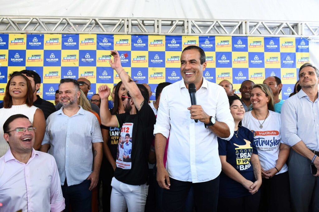 Bruno Reis agradece a Leo Prates e Marcell Moraes durante inauguração de Hospital Municipal Veterinário