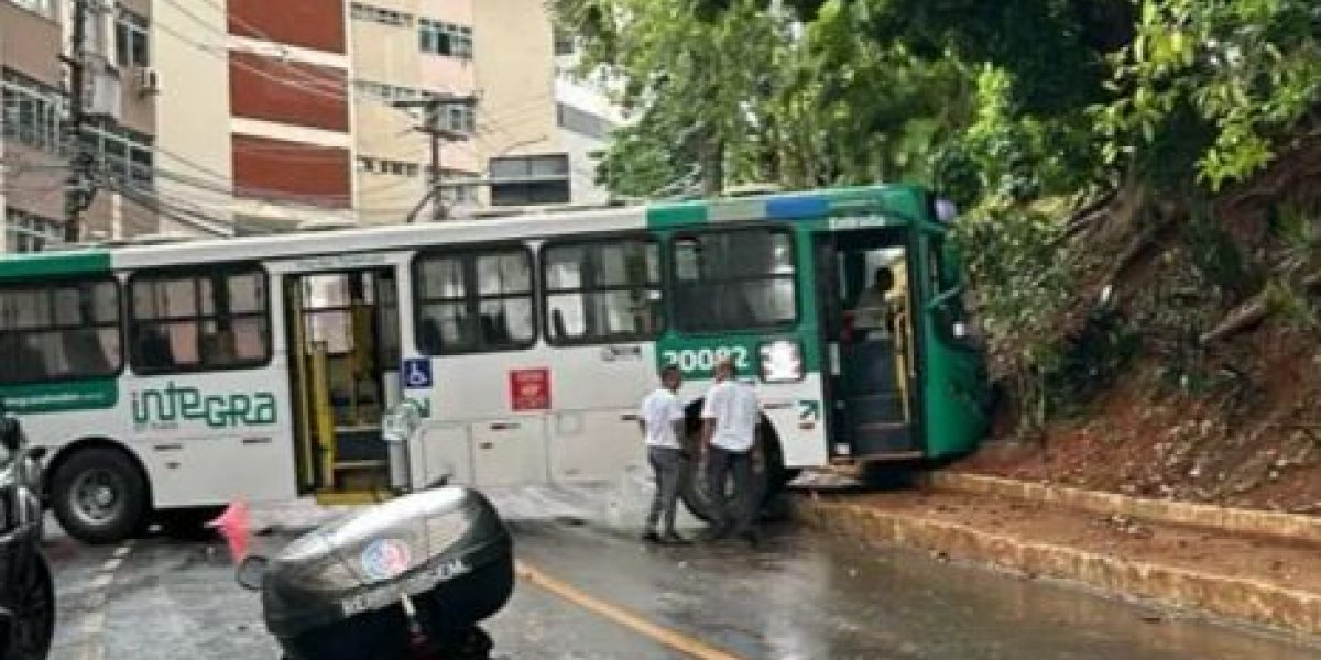 Ônibus derrapa no Jardim Apipema, em Salvador